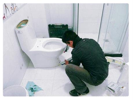 馬桶底坐邊圓松動漏水維修